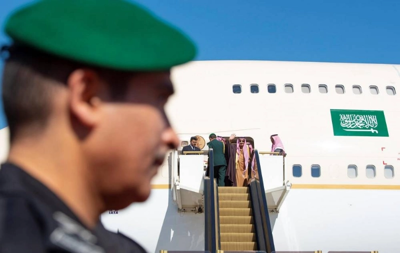 الملك سلمان لدى مغادرته الرياض (واس)