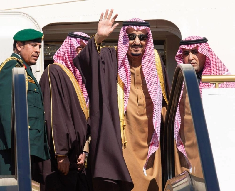 الملك سلمان لدى مغادرته الرياض (واس)
