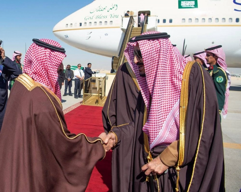 الملك سلمان لدى مغادرته الرياض (واس)