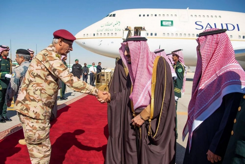 الملك سلمان لدى مغادرته الرياض