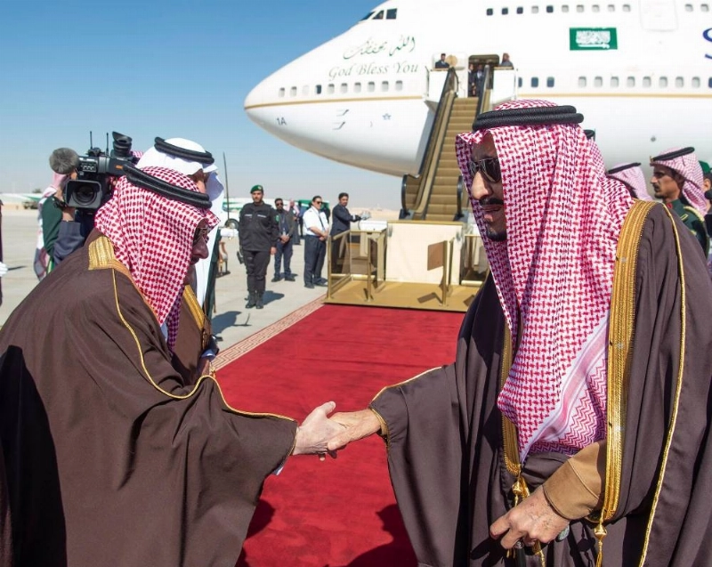 الملك سلمان لدى مغادرته الرياض (واس)