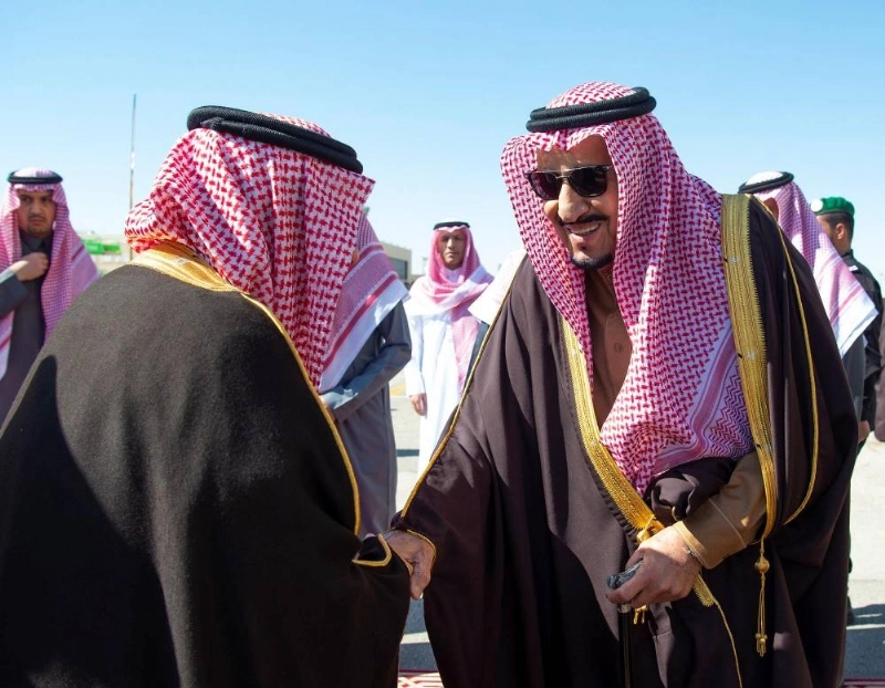 الملك سلمان لدى مغادرته الرياض (واس)