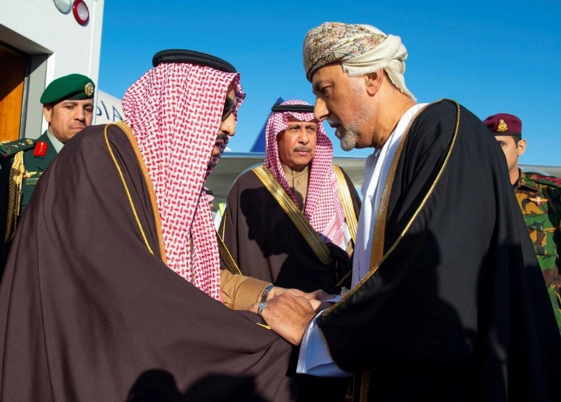 الملك سلمان لدى وصوله إلى مسقط (واس)