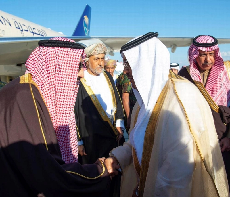 الملك سلمان لدى وصوله إلى مسقط (واس)