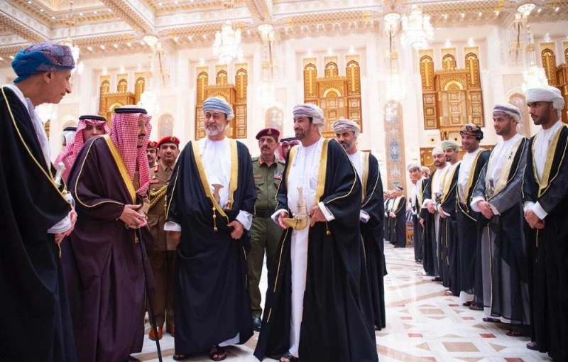 خادم الحرمين الشريفين يقدم واجب العزاء لسلطان عمان في قصر العلم بمسقط (واس)