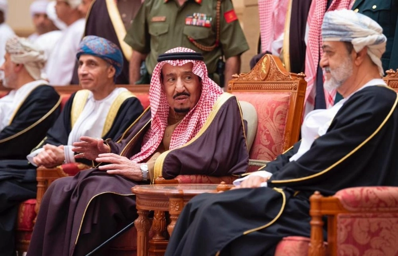 خادم الحرمين الشريفين يقدم واجب العزاء لسلطان عمان في قصر العلم بمسقط (واس)
