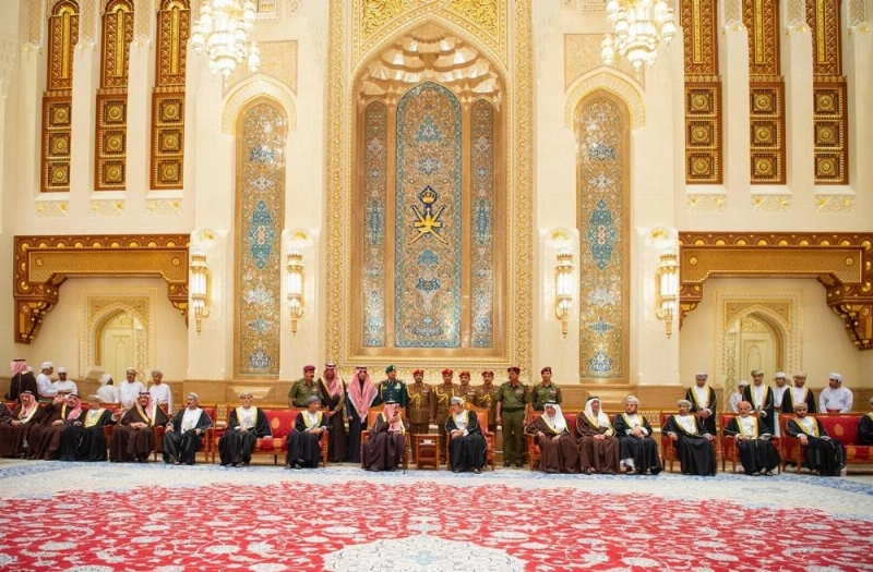 خادم الحرمين الشريفين يقدم واجب العزاء لسلطان عمان في قصر العلم بمسقط (واس)
