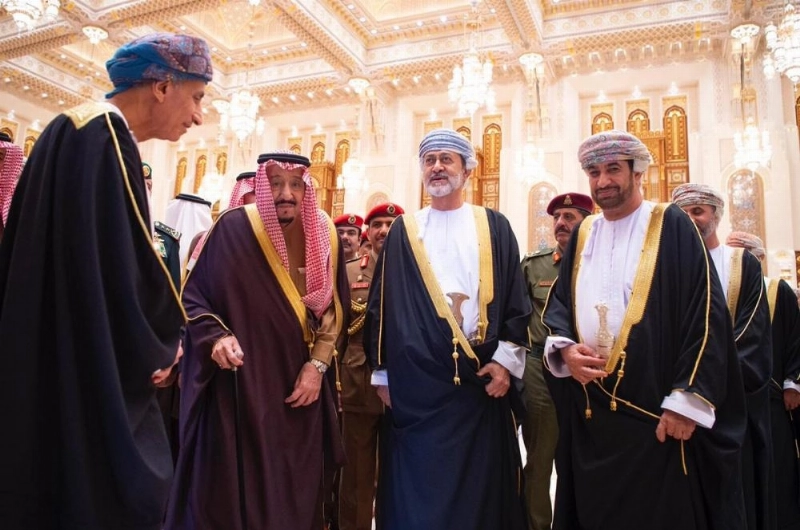 خادم الحرمين الشريفين يقدم واجب العزاء لسلطان عمان في قصر العلم بمسقط (واس)