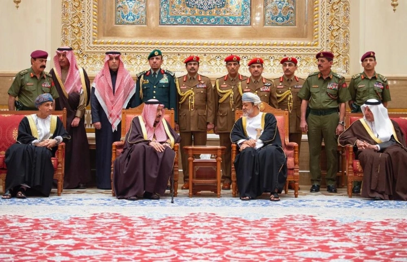 خادم الحرمين الشريفين يقدم واجب العزاء لسلطان عمان في قصر العلم بمسقط (واس)