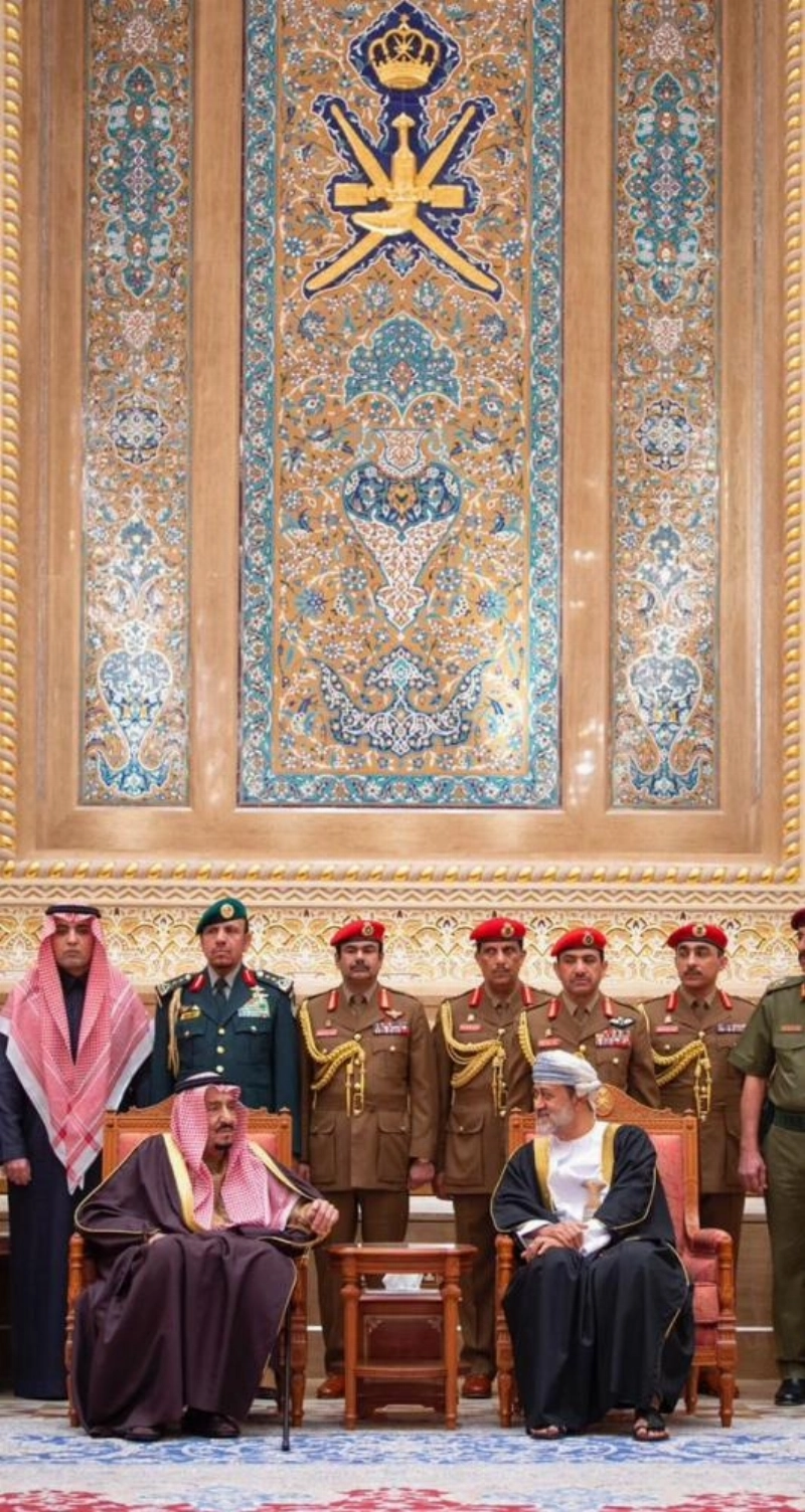 خادم الحرمين الشريفين يقدم واجب العزاء لسلطان عمان في قصر العلم بمسقط (واس)