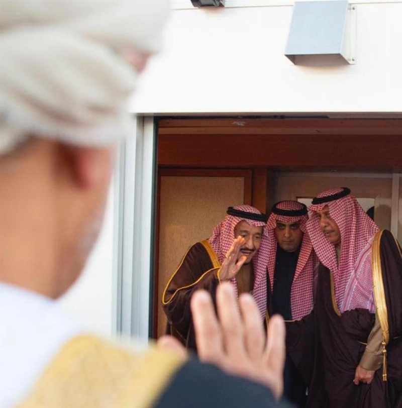 الملك سلمان لدى مغادرته عمان