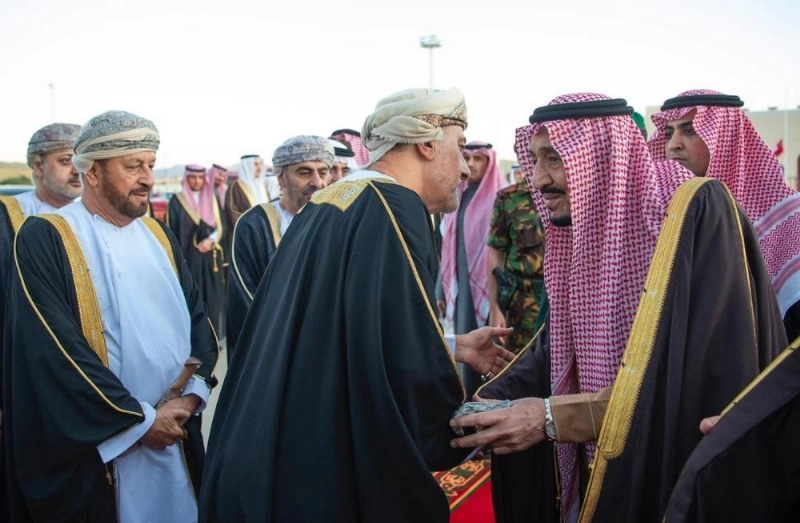 الملك سلمان لدى مغادرته عمان