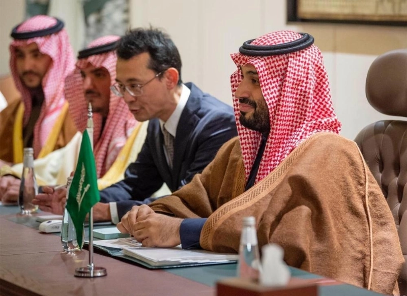 الأمير محمد بن سلمان خلال لقائه شينزو آبي في العلا (واس)