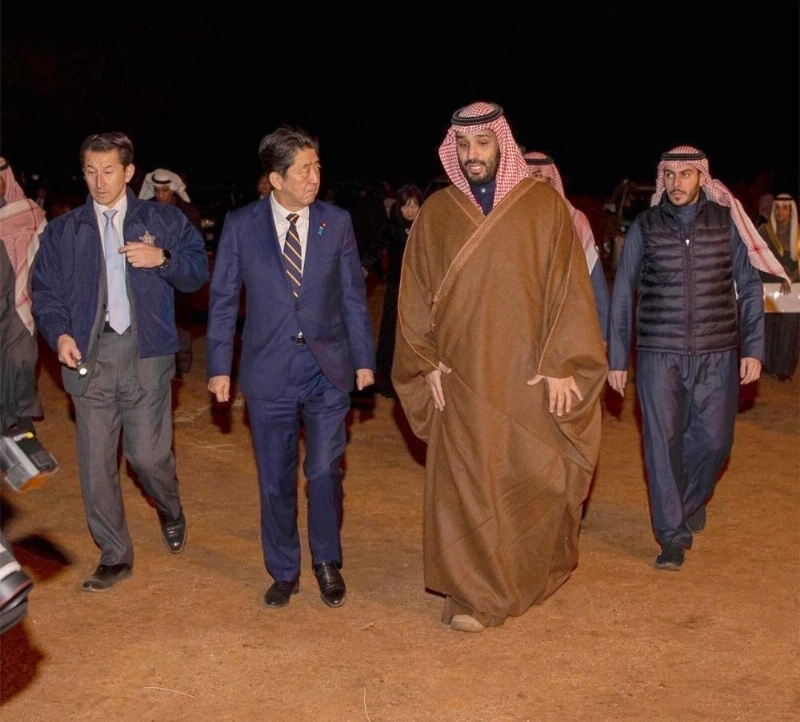 الأمير محمد بن سلمان خلال لقائه شينزو آبي في العلا (واس)