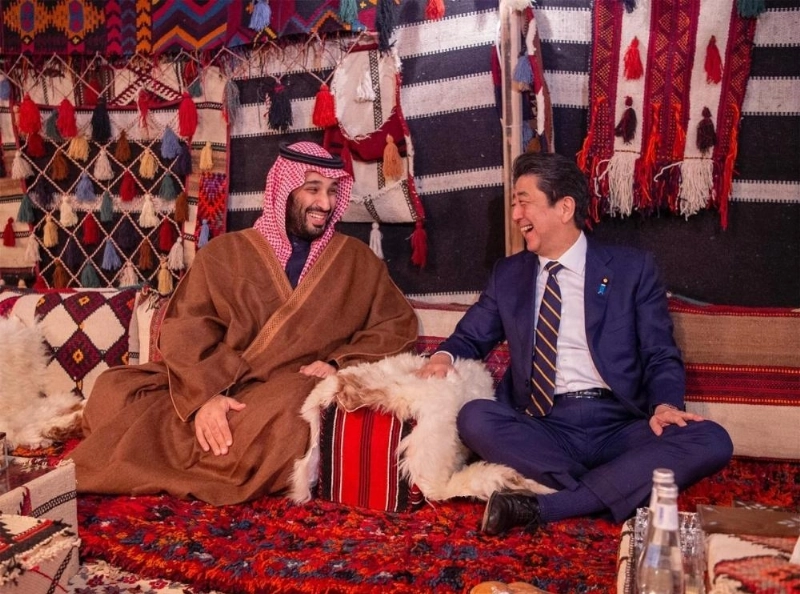 الأمير محمد بن سلمان خلال لقائه شينزو آبي في العلا (واس)