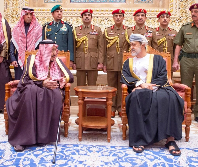 الملك سلمان لدى تقديمه واجب العزاء لهيثم بن طارق في قصر العلم بمسقط أمس (واس)