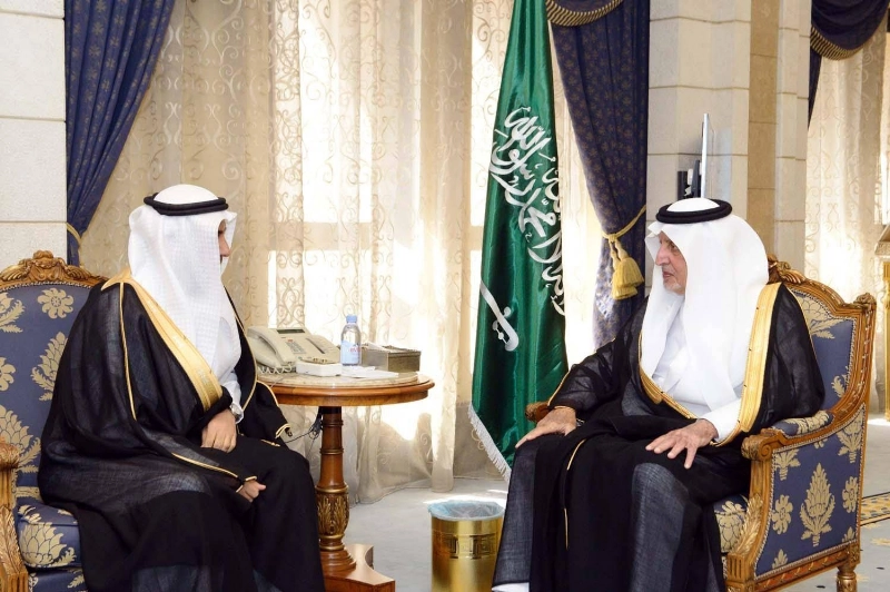 خالد الفيصل خلال استقباله أحمد الوردي (مكة)