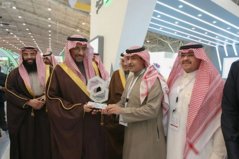 الخريف خلال تكريمه بالمعرض (الصناعة)