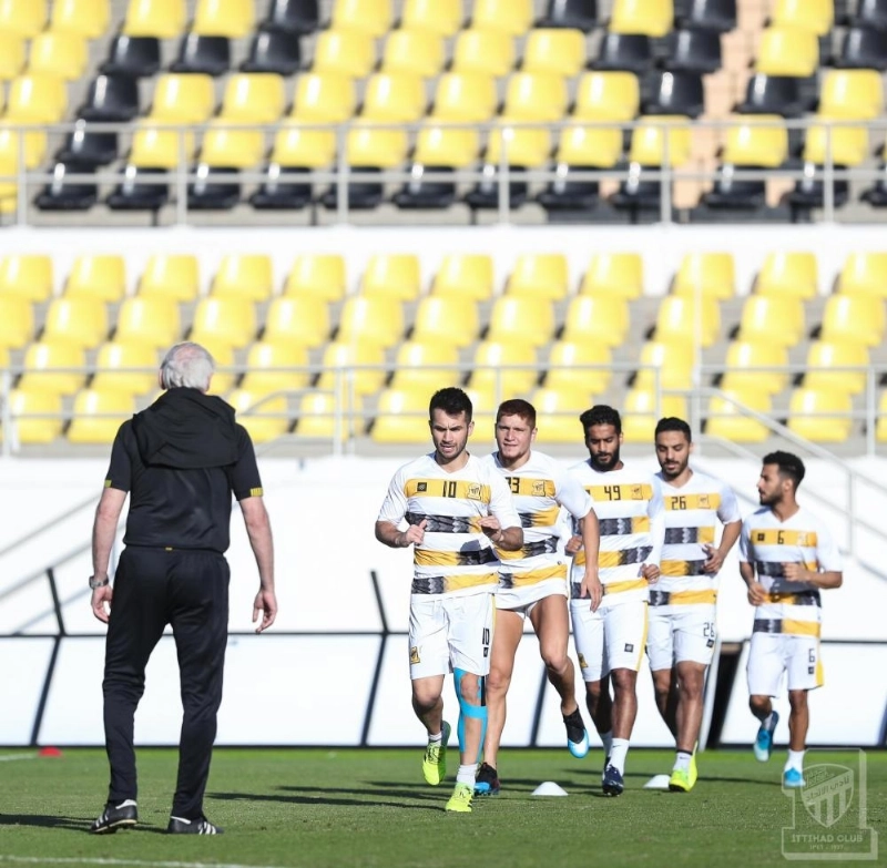 كات يراقب جدية اللاعبين (إعلامي الاتحاد)