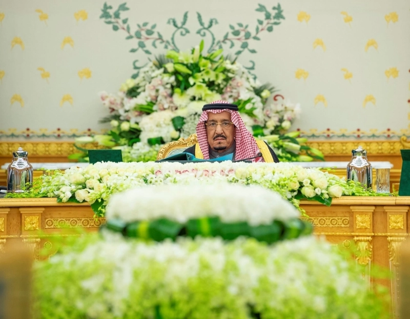 الملك سلمان لدى ترؤسه جلسة مجلس الوزراء في قصر اليمامة بالرياض أمس (واس)