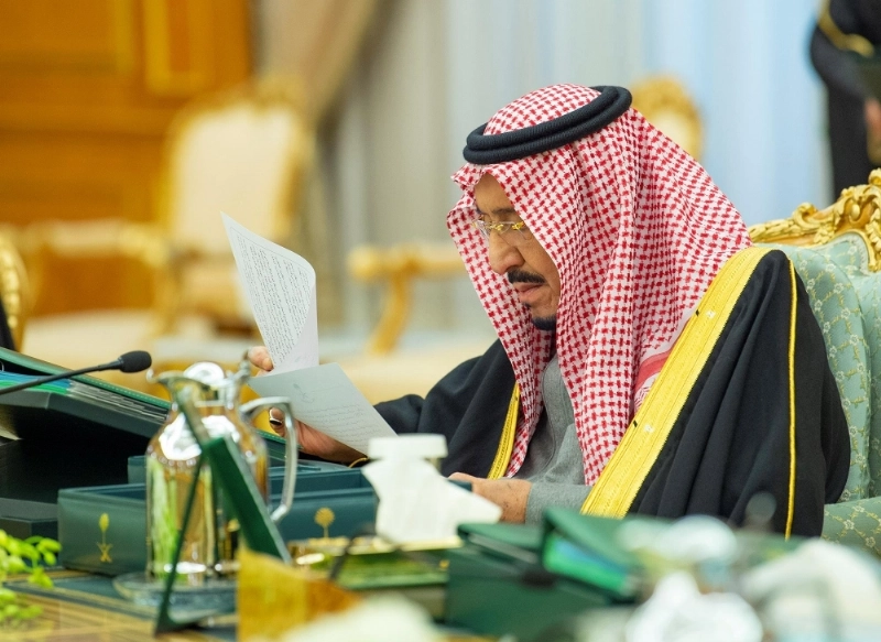 الملك سلمان لدى ترؤسه جلسة مجلس الوزراء في قصر اليمامة بالرياض أمس (واس)
