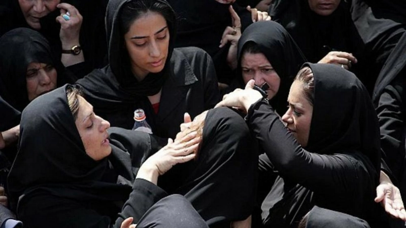 امرأة إيرانية تتعرض للإصابة في الاحتجاجات