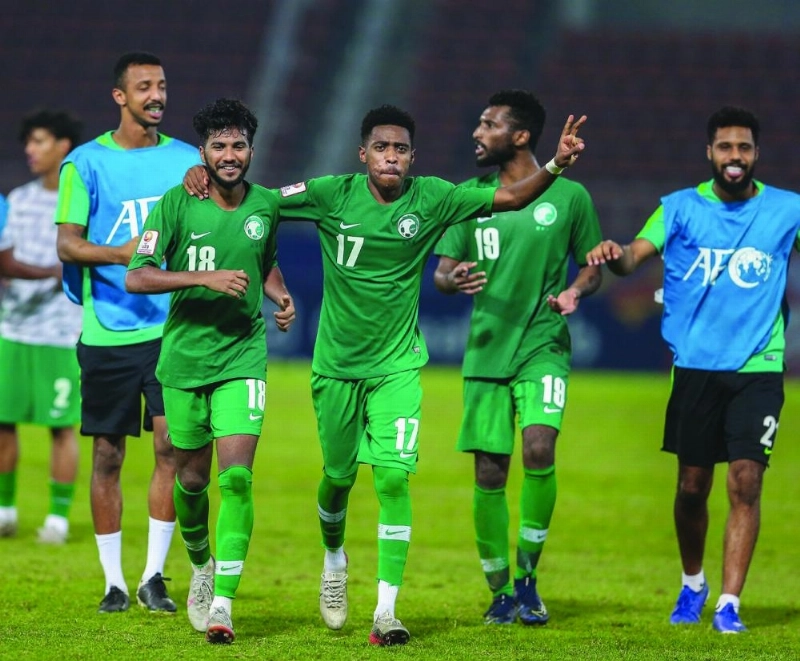 لاعبو الأخضر يرفعون علامة النصر (اعلامي المنتخب)