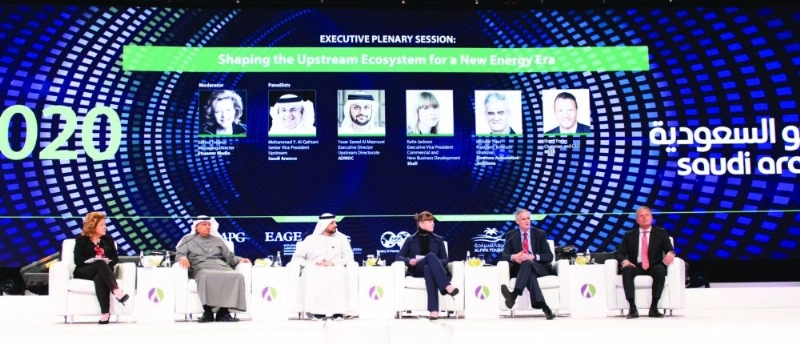 المشاركون بإحدى جلسات مؤتمر البترول (أرامكو)