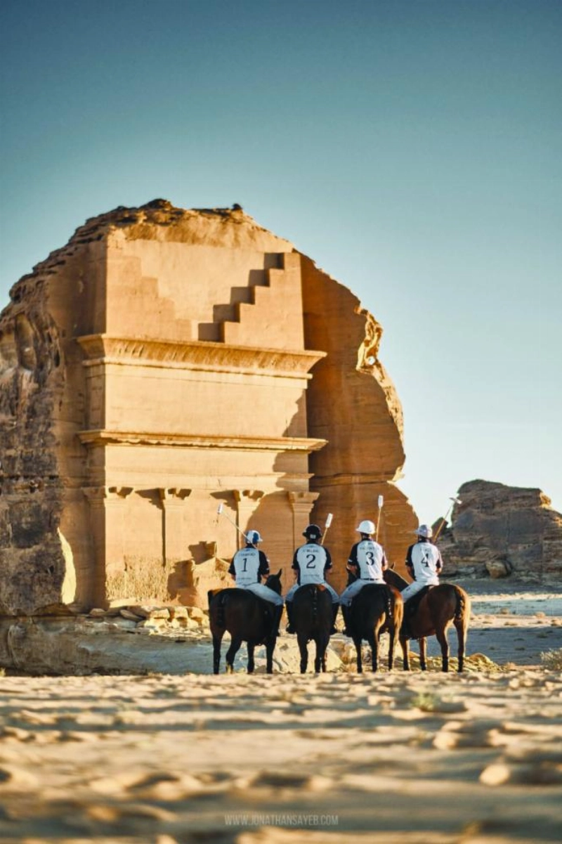 الفرسان أمام المناطق الأثرية بالعلا (مكة)