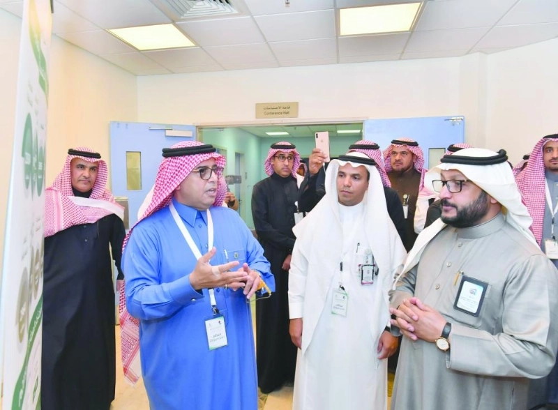 محمد التويجري يستمع إلى شرح عن دليل الأدوية النفسية (مكة)
