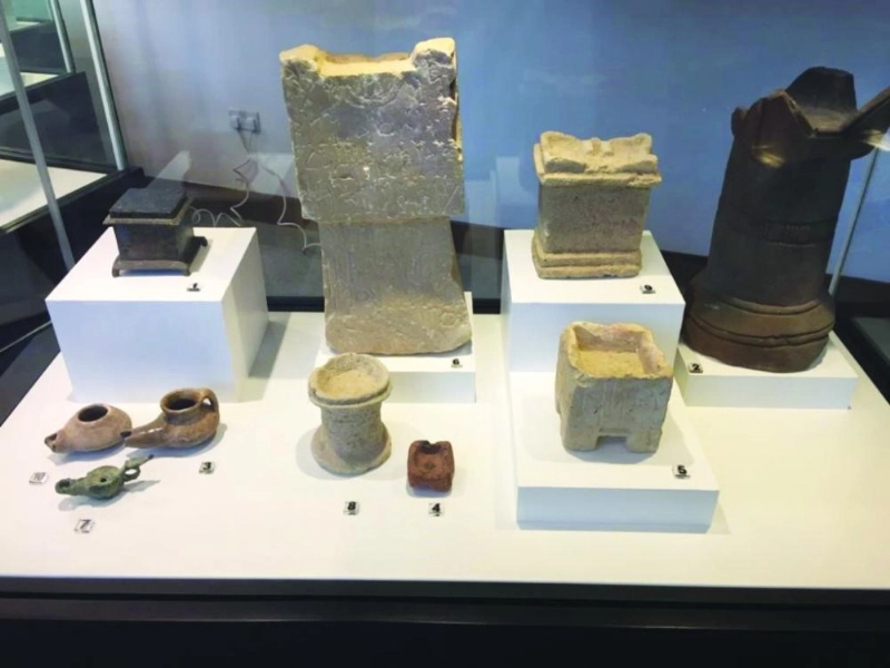 القطع الأثرية في جناح المملكة بالمعرض (مكة)