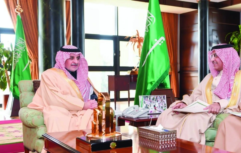 فهد بن سلطان خلال لقائه إبراهيم العمري (مكة)