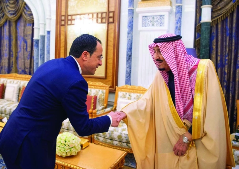 الملك سلمان لدى استقباله نيكوس كريستودوليديس أمس (واس)