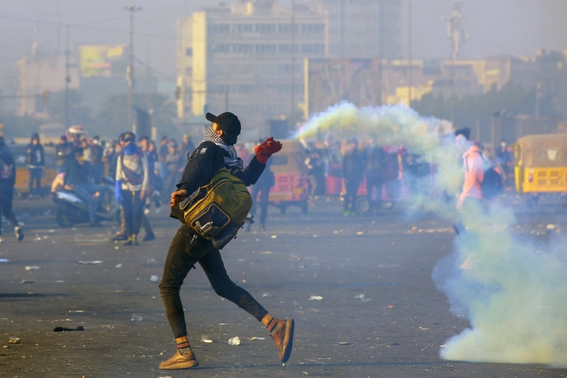متظاهر يواجه الغاز المسيل