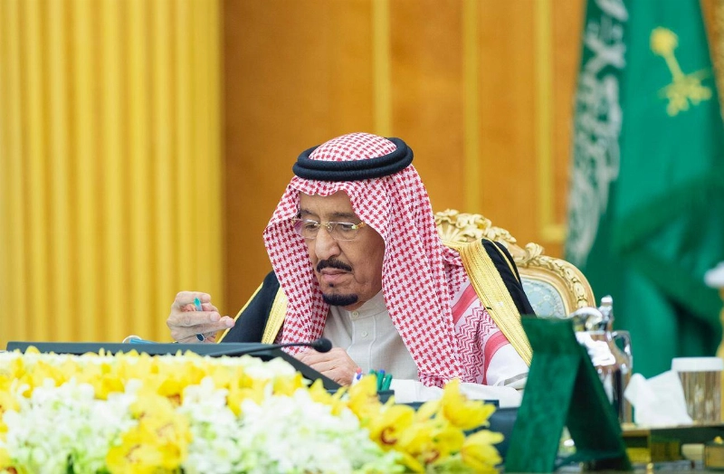 الملك سلمان لدى ترؤسه جلسة مجلس الوزراء في قصر اليمامة أمس (واس)
