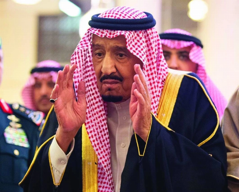 خادم الحرمين خلال أداء الصلاة على بندر بن محمد (واس)