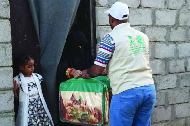 معونات إيوائية من المركز لأسرة نازحة (واس)