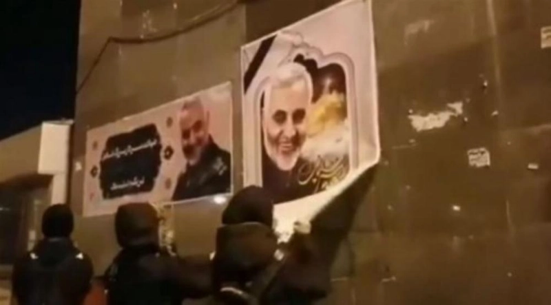 إيرانيون يمزقون صورة سليماني (مكة)