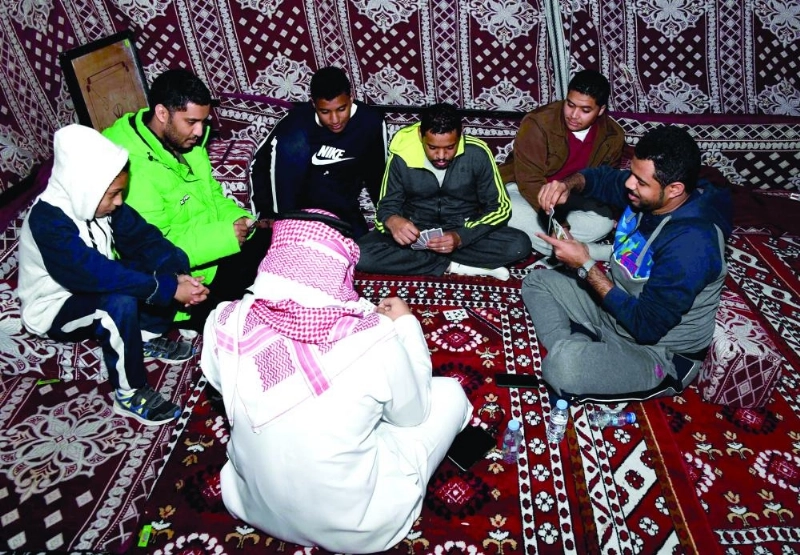شباب يلعبون البلوت بمخيم بري (واس)