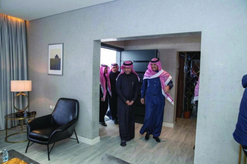 ماجد الحقيل خلال تفقد إحدى الوحدات السكنية (مكة)