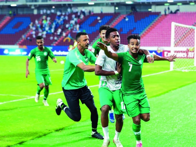 لاعبو الأخضر عقب انتصار سابق في البطولة (موقع المنتخب)