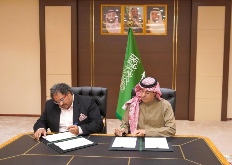 عواد العواد خلال توقيع الاتفاقية (مكة)