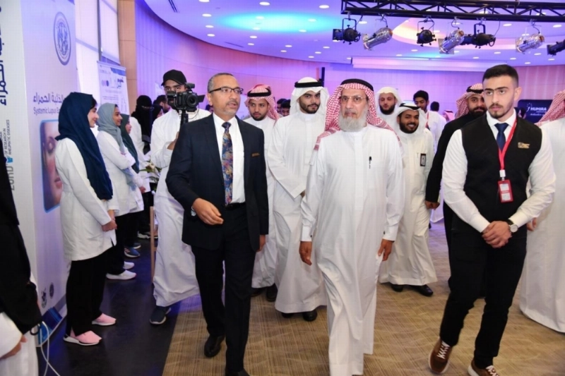 بافيل خلال افتتاحه الملتقى (مكة)