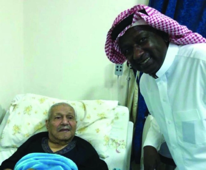 ماجد عبدالله مع الراحل مبارك عبدالكريم قبل وفاته (مكة)