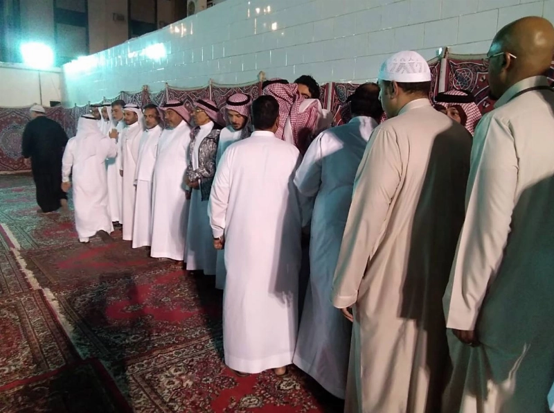 أسرة دهلوي خلال تلقيها العزاء أمس (مكة)