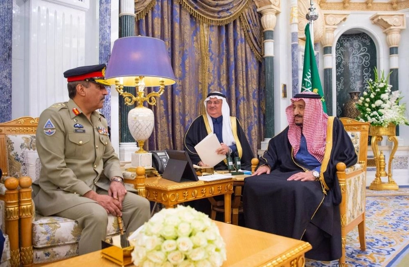 الملك سلمان لدى استقباله نديم رضا أمس (واس)