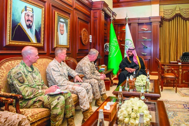 خالد بن سلمان خلال لقائه كينيث مكينزي أمس (واس)
