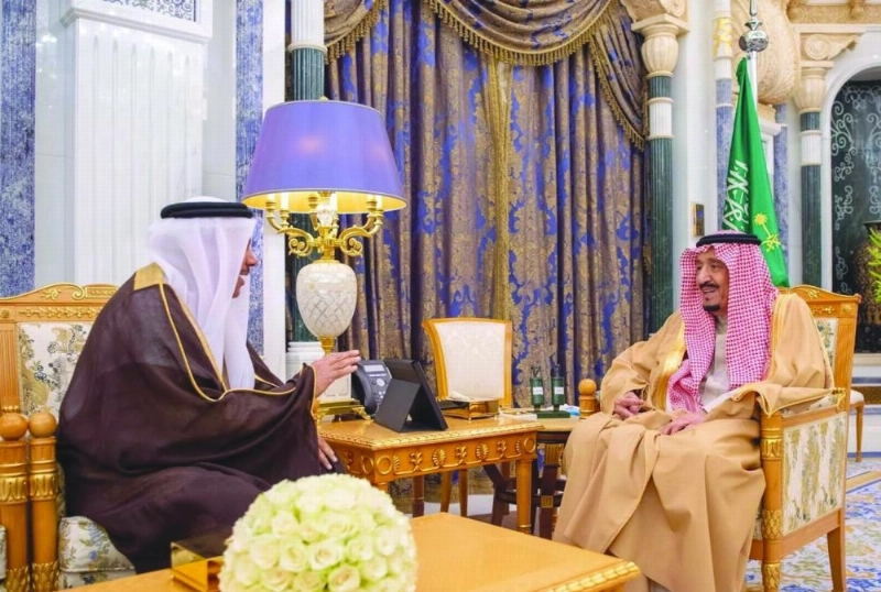 الملك سلمان لدى استقباله عبداللطيف الزياني (واس)