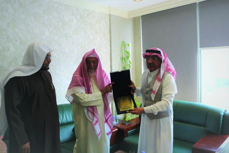 صالح بن حميد خلال تسلمه درعا تذكاريا (واس)