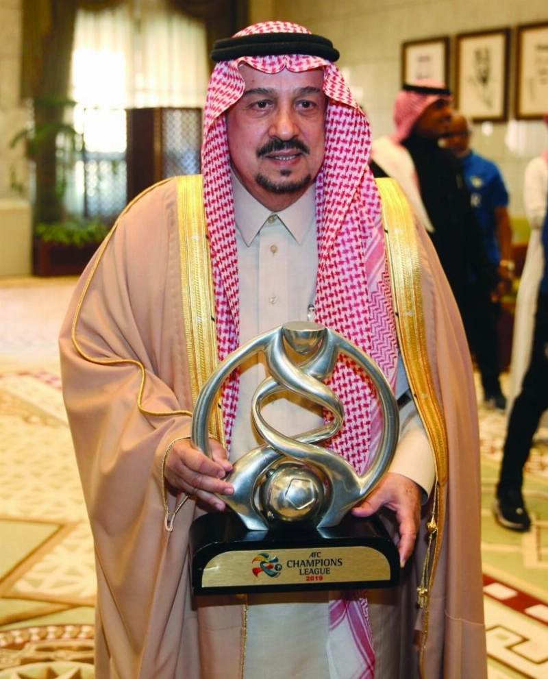 أمير الرياض حاملا كأس آسيا